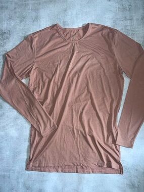 ESNTLS men's long-sleeve crew neck t-shirt featuring a curved drop hem